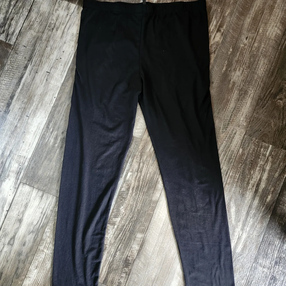 MOA Collection Black Leggings – Size XL